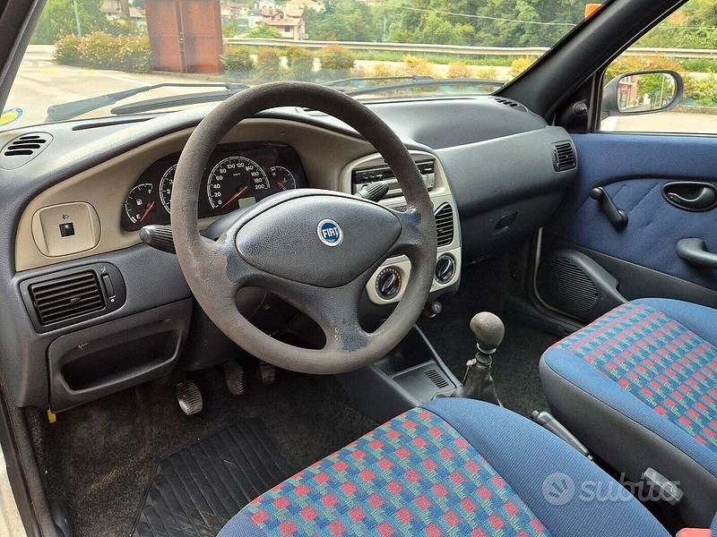 Usata Fiat Strada 80 CV (58 kW) 2004 Bianco Pick-up