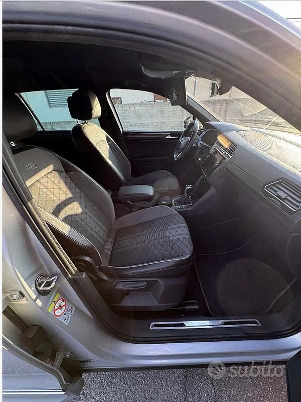 Usata VW Tiguan R-line 150 CV (110 kW) 2020 Grigio SUV