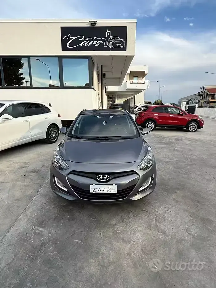 Usata Hyundai i30 Comfort 110 CV (80 kW) 2014 Grigio Berlina