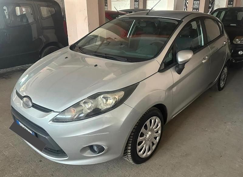 Usata Ford Fiesta 96 CV (70 kW) 2012 Grigio Utilitaria
