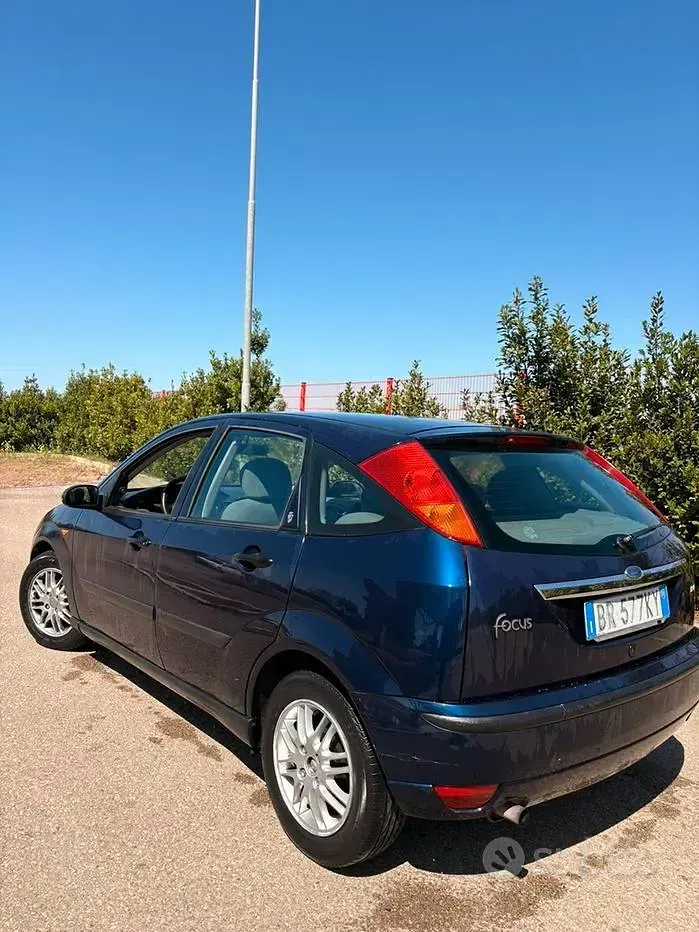 Begagnad Ford Focus 100 HK (73 kW) 2001 Svart Sedan