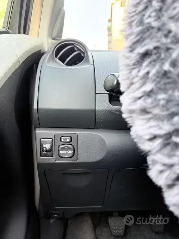 Usata Toyota Yaris 69 CV (50 kW) 2006 Grigio Berlina