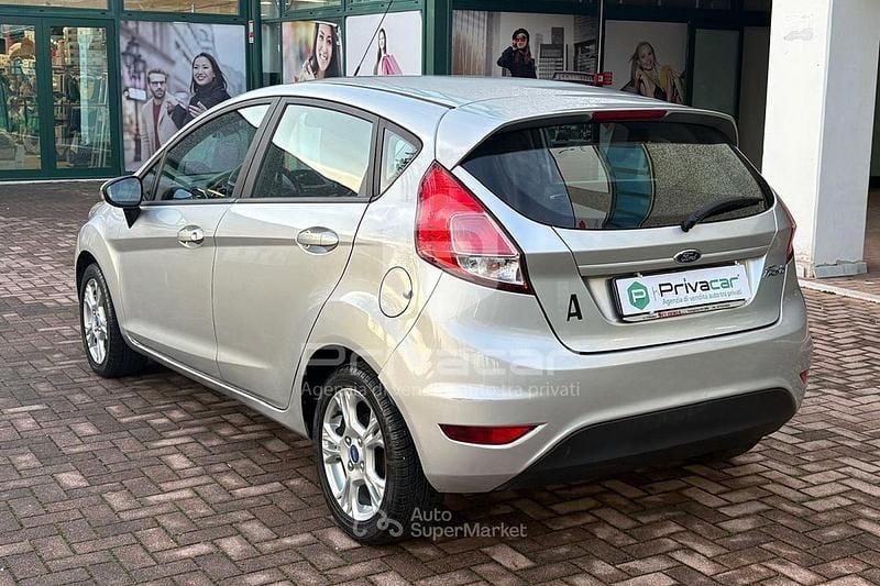 Usata Ford Fiesta 75 CV (55 kW) 2015 Bianco Utilitaria