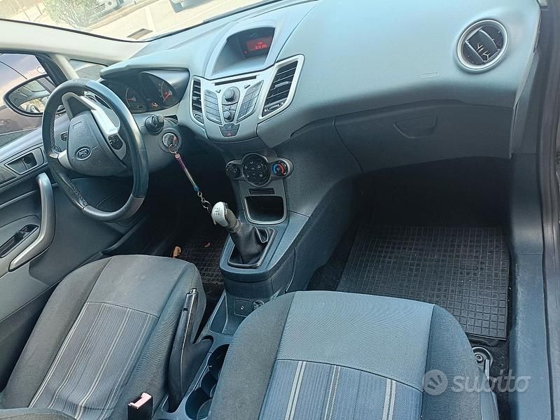 Usata Ford Fiesta 70 CV (51 kW) 2009 Grigio Utilitaria