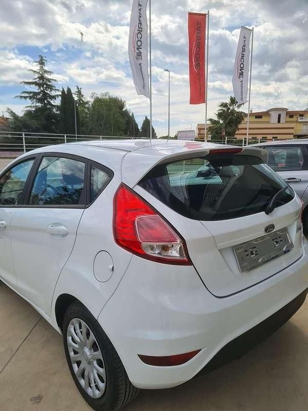 Usata Ford Fiesta 60 CV (44 kW) 2015 Bianco Berlina