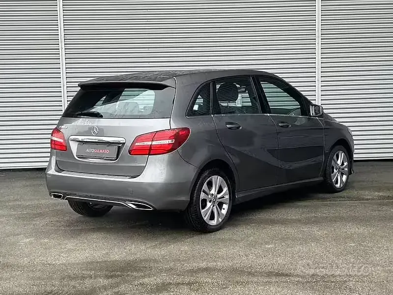 Usata Mercedes B180 Business 109 CV (80 kW) 2018 Grigio Utilitaria