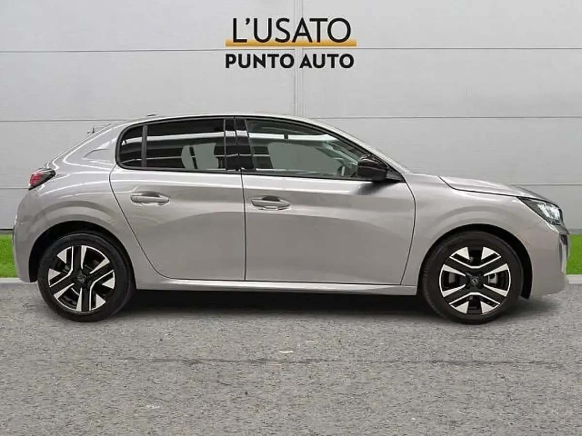 Usata Peugeot 208 Allure 101 CV (74 kW) 2025 Grigio Utilitaria