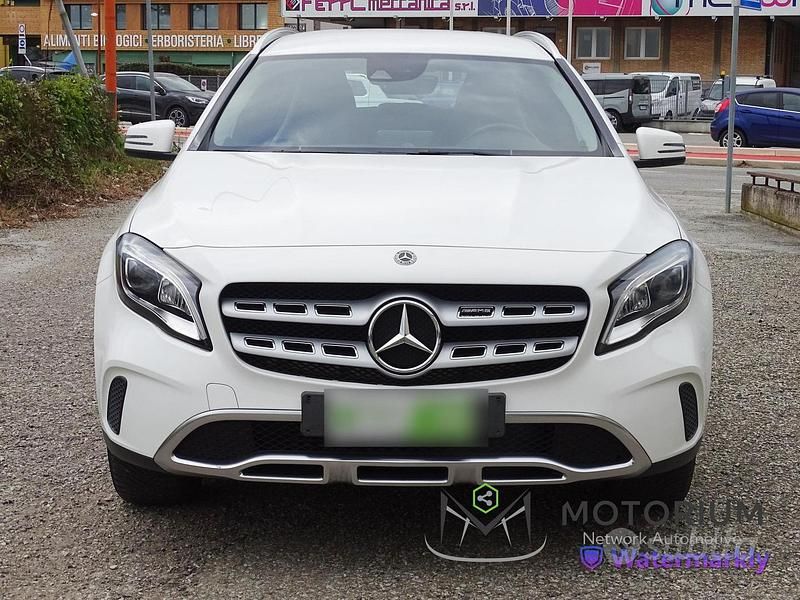 Käytetty Mercedes GLA180 AMG 109 HP (80 kW) 2018 Valkoinen Katumaasturi
