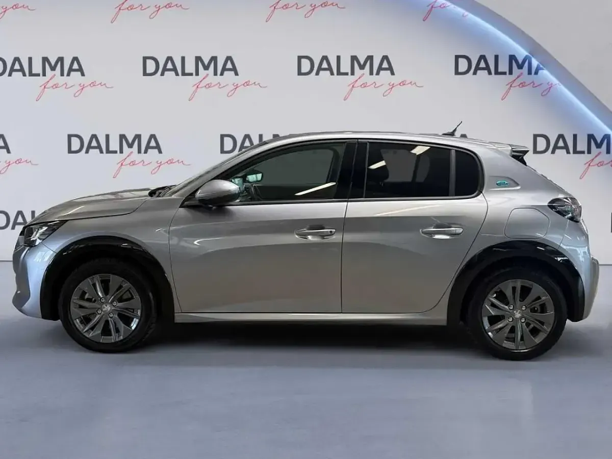 Usata Peugeot e-208 Allure 56 kW (77 CV) 2022 Grigio Utilitaria