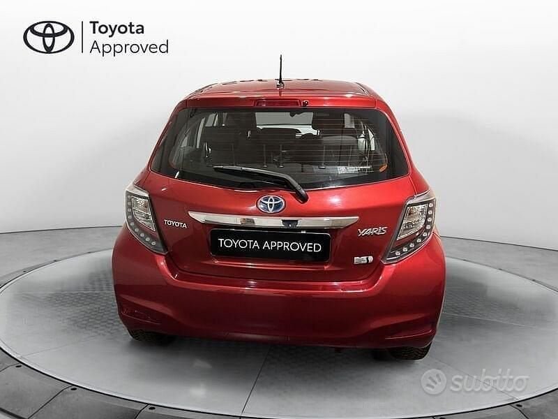 Usata Toyota Yaris Hybrid Lounge 101 CV (74 kW) 2013 Rosso Berlina