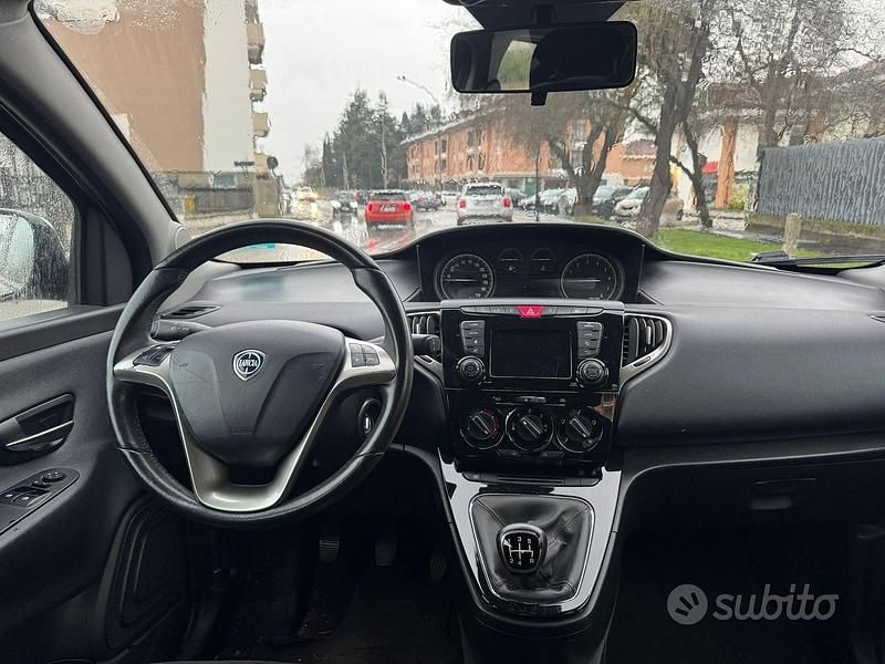Usata Lancia Ypsilon 69 CV (50 kW) 2016 Grigio Utilitaria