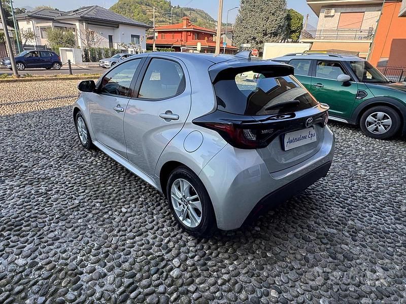 Usata Toyota Yaris Hybrid Business Edition 92 CV (67 kW) 2021 Grigio Berlina