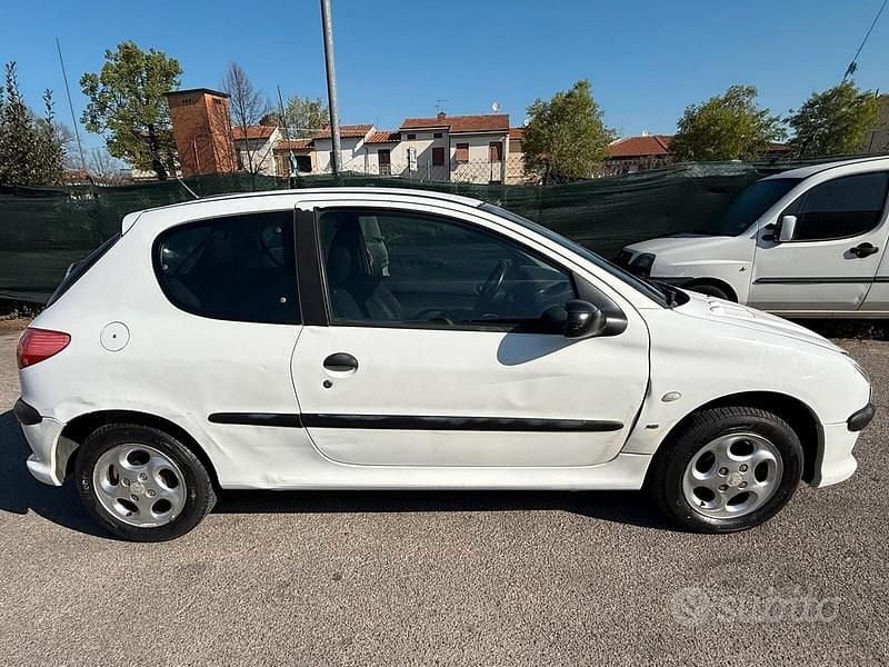 Usata Peugeot 206 75 CV (55 kW) 2001 Bianco Berlina