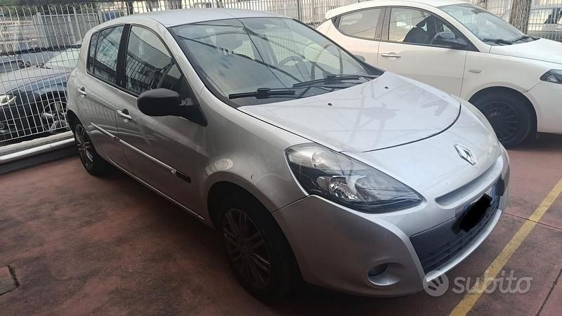 Usata Renault Clio II Dynamique 75 CV (55 kW) 2011 Grigio Berlina