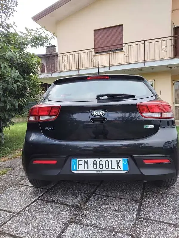 Usata Kia Rio 82 CV (60 kW) 2018 Nero Berlina