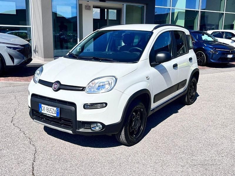 Usata Fiat Panda 4x4 Wild 84 CV (61 kW) 2022 Bianco Utilitaria