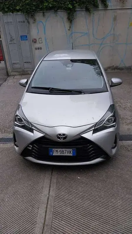 Usata Toyota Yaris Cool 69 CV (50 kW) 2018 Grigio Berlina