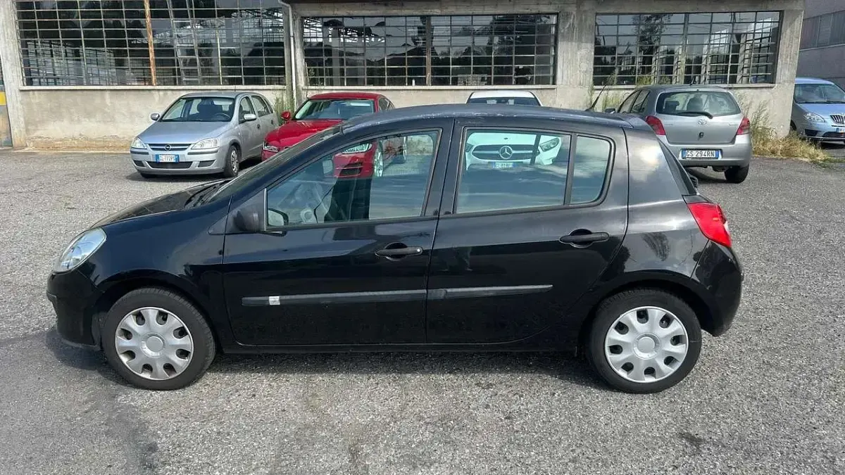 Usata Renault Clio III Dynamique 75 CV (55 kW) 2005 Nero Berlina