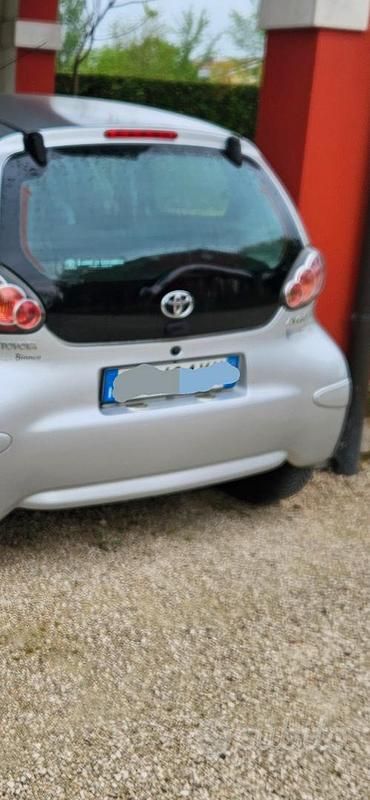 Gebraucht Toyota Aygo 69 PS (50 kW) 2011 Grau Kleinwagen
