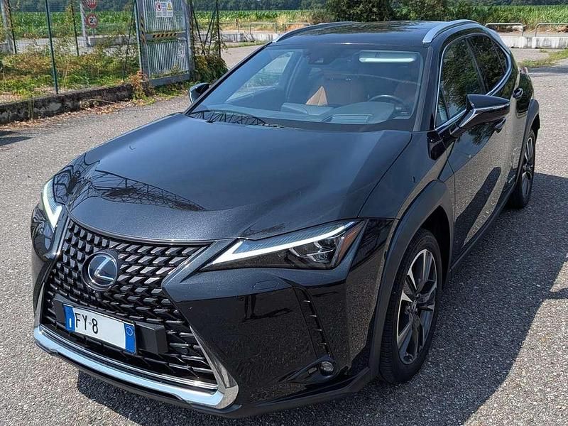 Usata Lexus UX 250h Luxury Line 184 CV (135 kW) 2019 Nero SUV