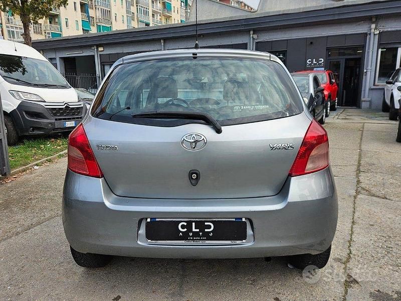 Usata Toyota Yaris 69 CV (50 kW) 2006 Grigio Berlina