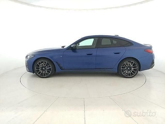 Usata BMW i4 Sport Line 400 kW (544 CV) 2022 Blu pastello Berlina