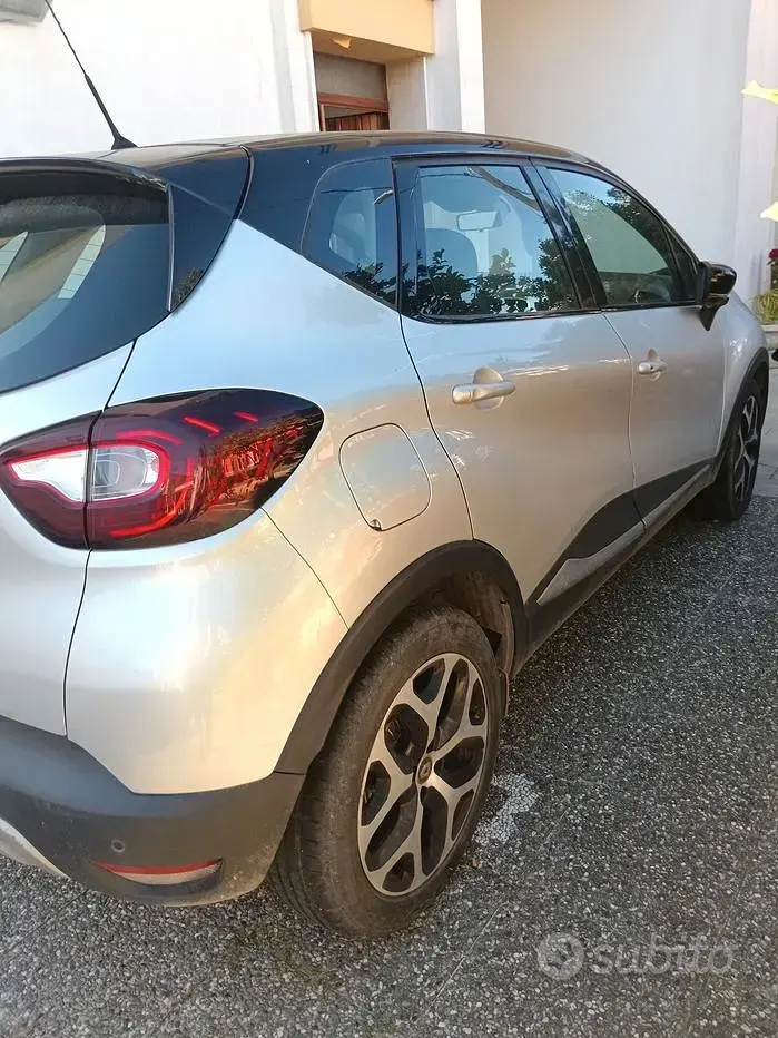 Usata Renault Captur 110 CV (80 kW) 2018 Grigio SUV