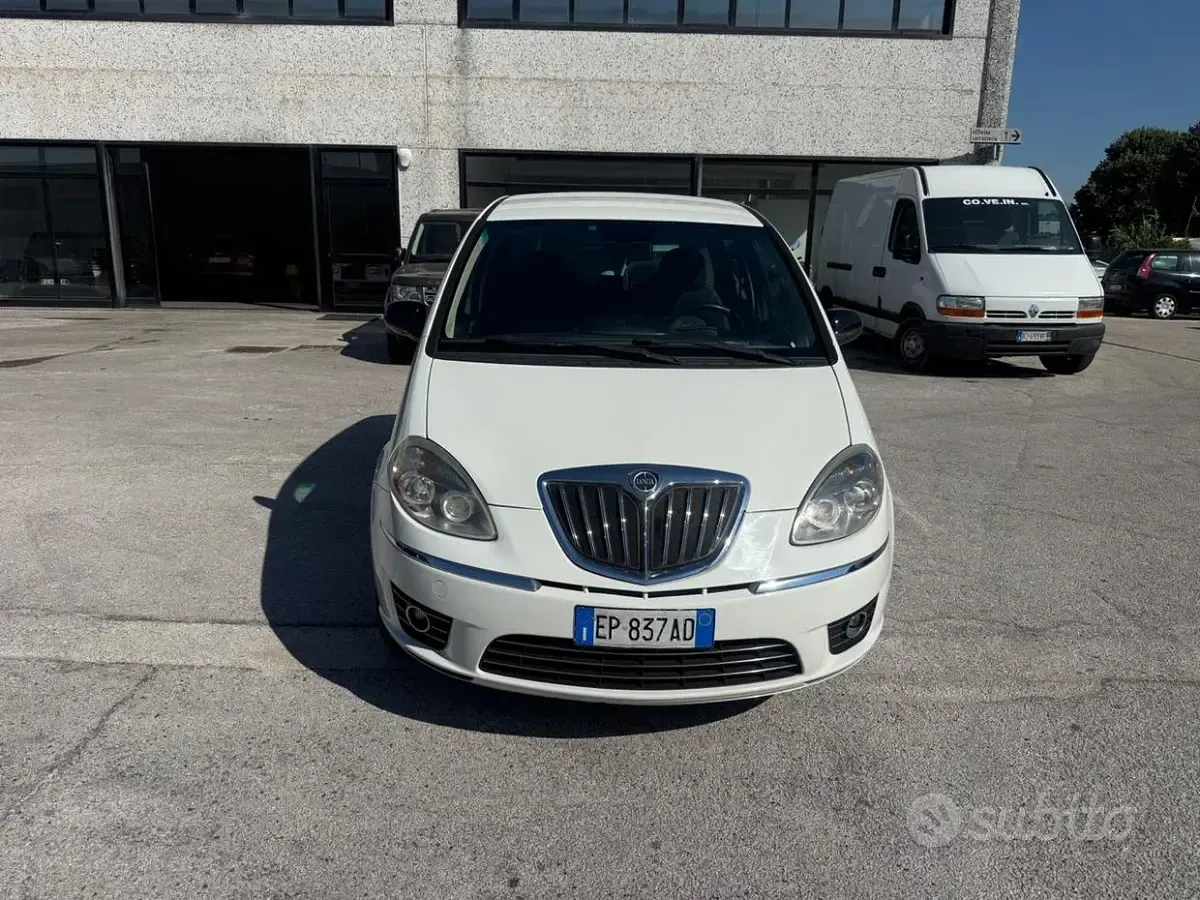 Usata Lancia Musa 77 CV (56 kW) 2012 Bianco Monovolume