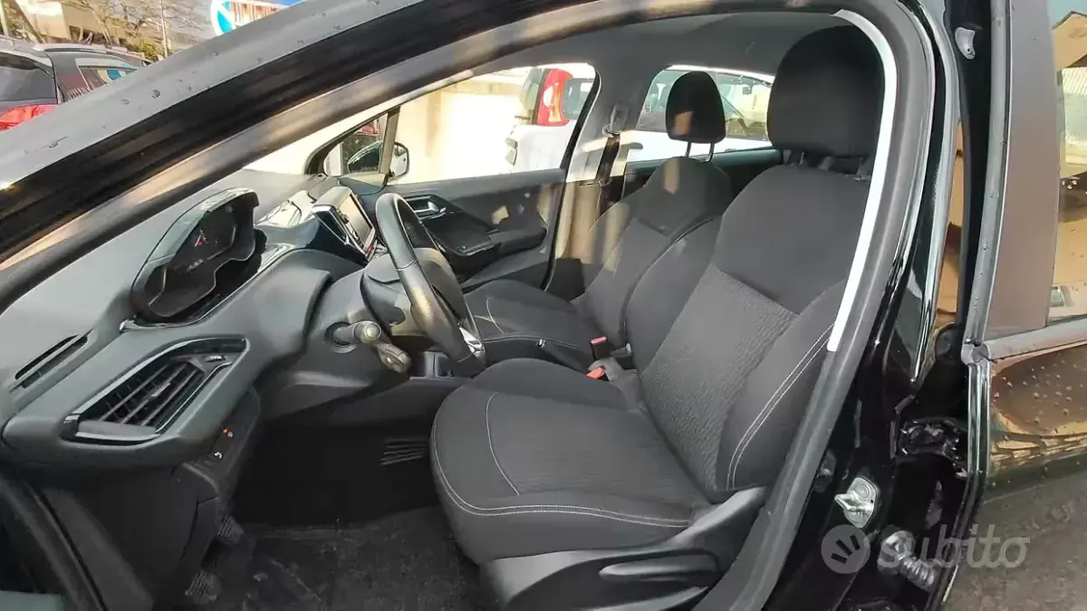 Usata Peugeot 208 82 CV (60 kW) 2018 Nero Utilitaria