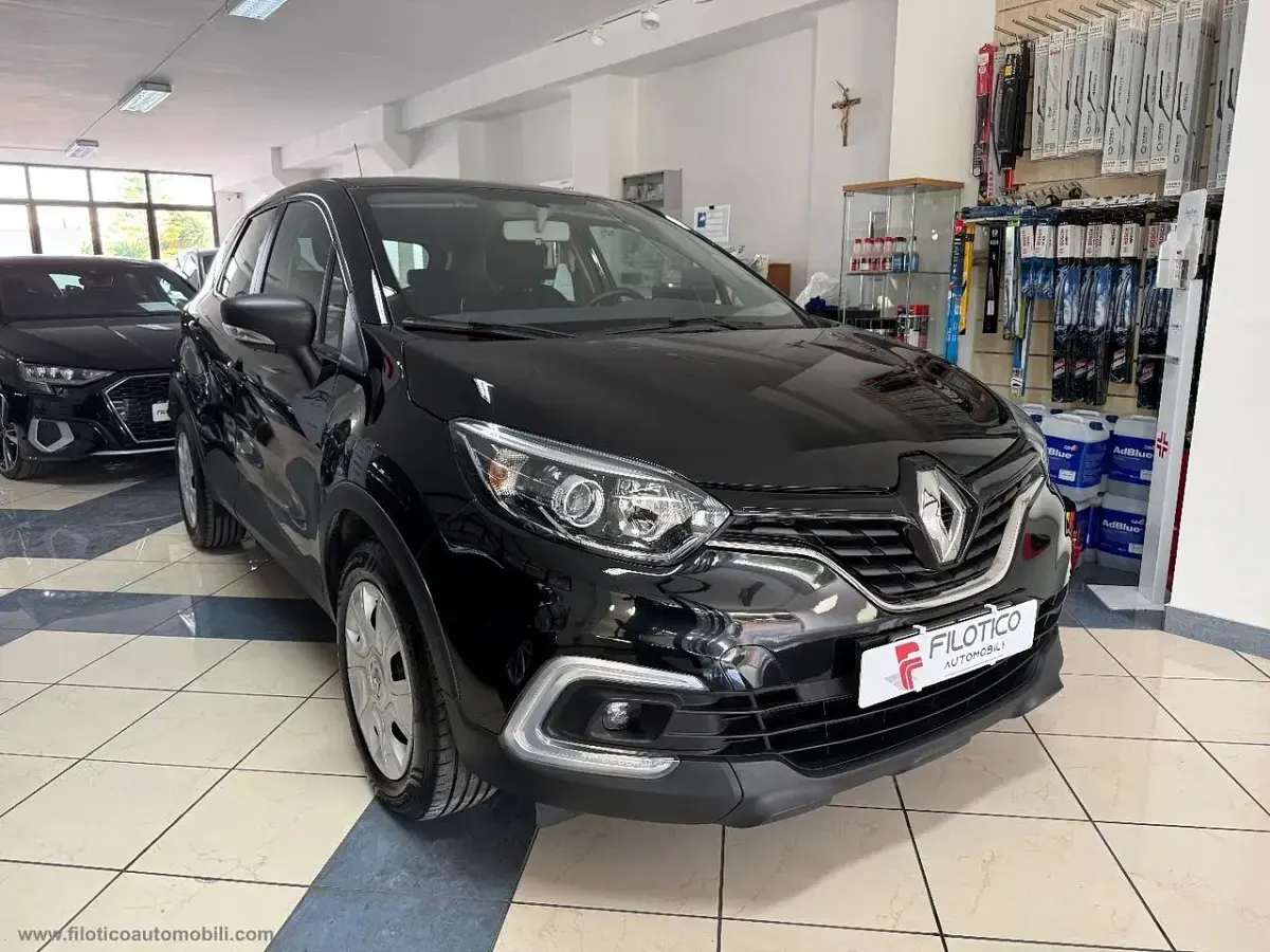 Käytetty Renault Captur Life 90 HP (66 kW) 2019 Musta Katumaasturi