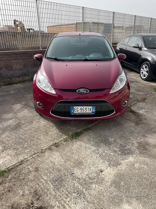Usata Ford Fiesta Titanium 82 CV (60 kW) 2011 Rosso Utilitaria