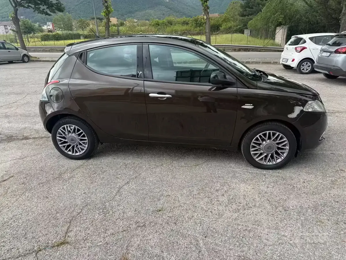 Usata Lancia Ypsilon Gold 95 CV (69 kW) 2012 Marrone Utilitaria