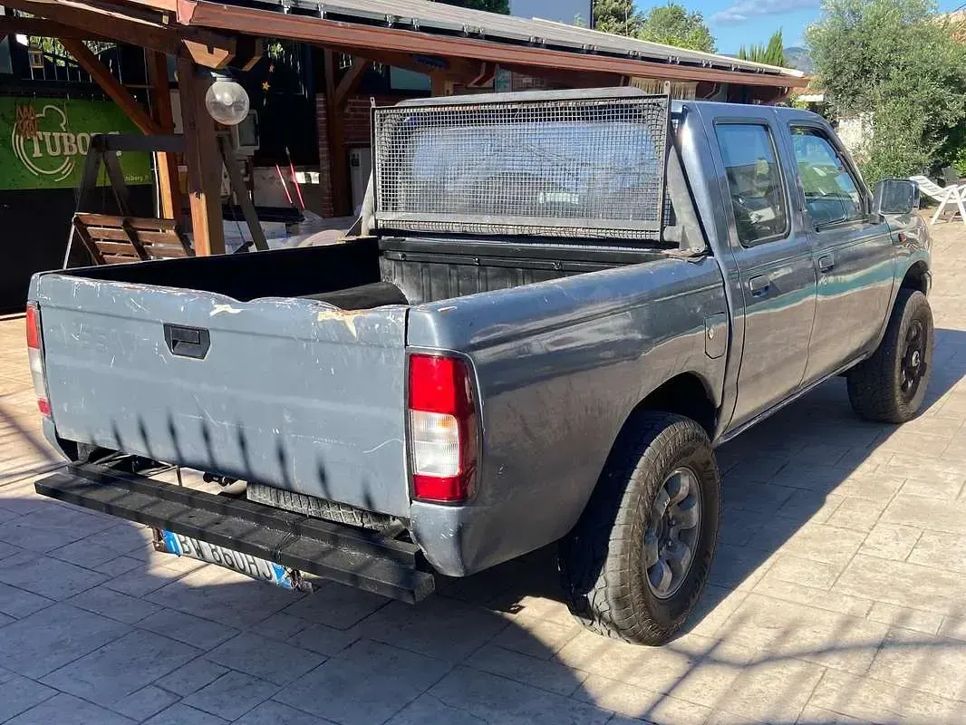 Usata Nissan Navara 106 CV (77 kW) 2002 Grigio Pick-up