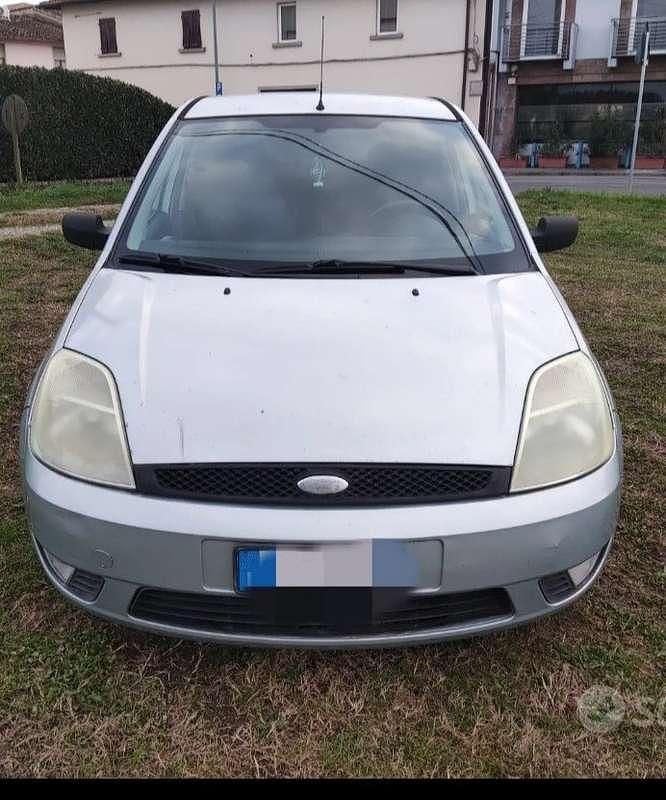 Usata Ford Fiesta Ghia 75 CV (55 kW) 2004 Berlina