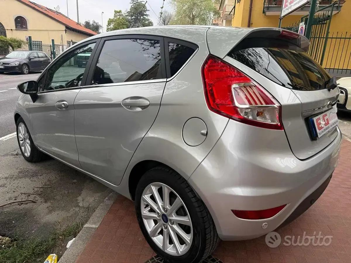 Usata Ford Fiesta Titanium 95 CV (69 kW) 2016 Grigio Utilitaria