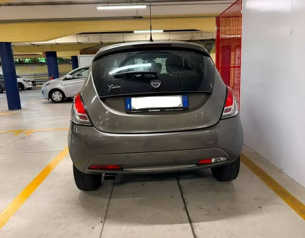 Usata Lancia Ypsilon Gold 69 CV (50 kW) 2017 Argento Utilitaria