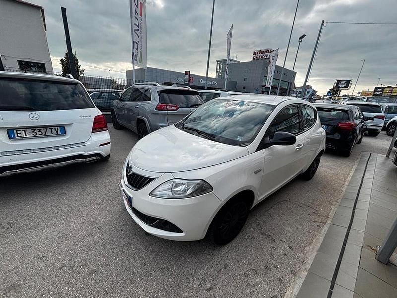 Usata Lancia Ypsilon Silver 69 CV (50 kW) 2022 Bianco Utilitaria