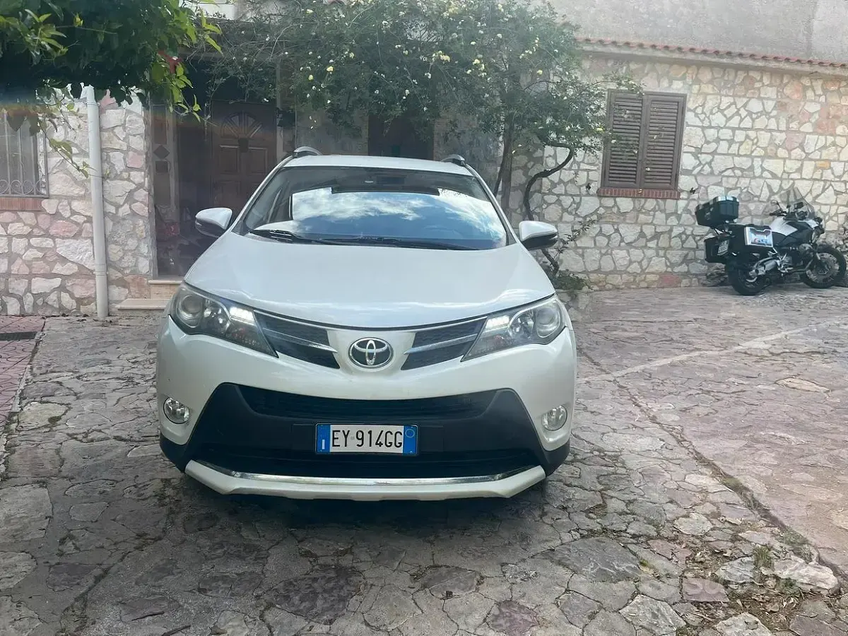 Usata Toyota RAV4 124 CV (91 kW) 2015 Bianco SUV