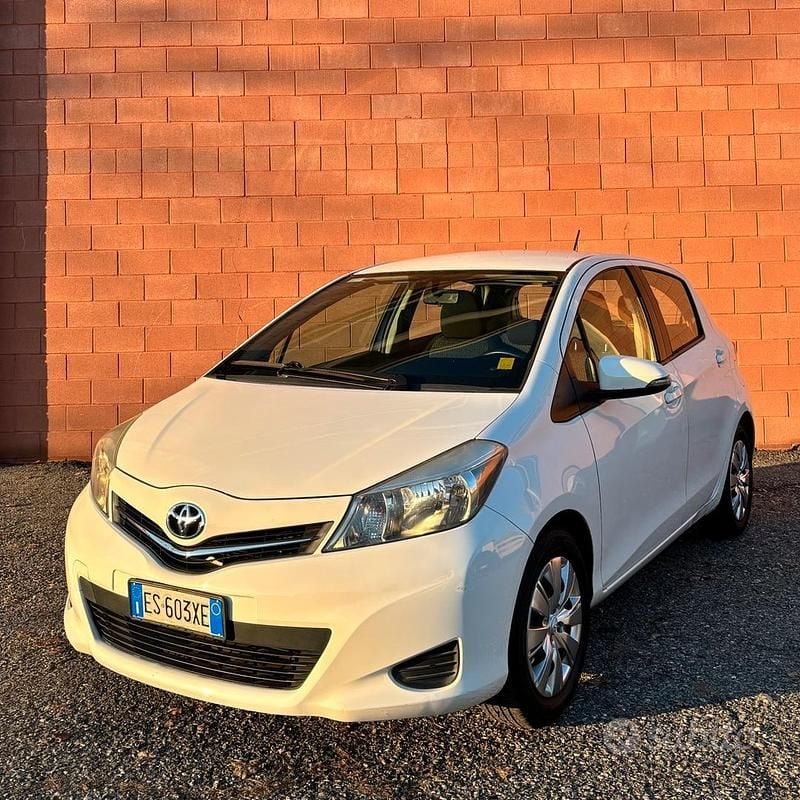Bianco Usata 2013 Toyota Yaris Due volumi | 7600 € (Buon prezzo) - Immagine 1/4