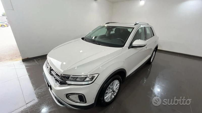 Usata VW T-Roc Life 110 CV (80 kW) 2023 Grigio SUV