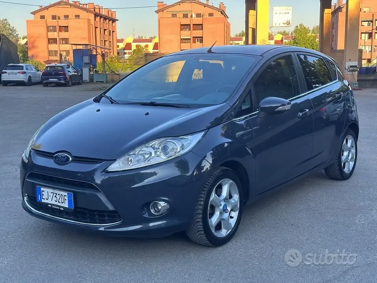 Usata Ford Fiesta Titanium 68 CV (50 kW) 2011 Grigio Berlina