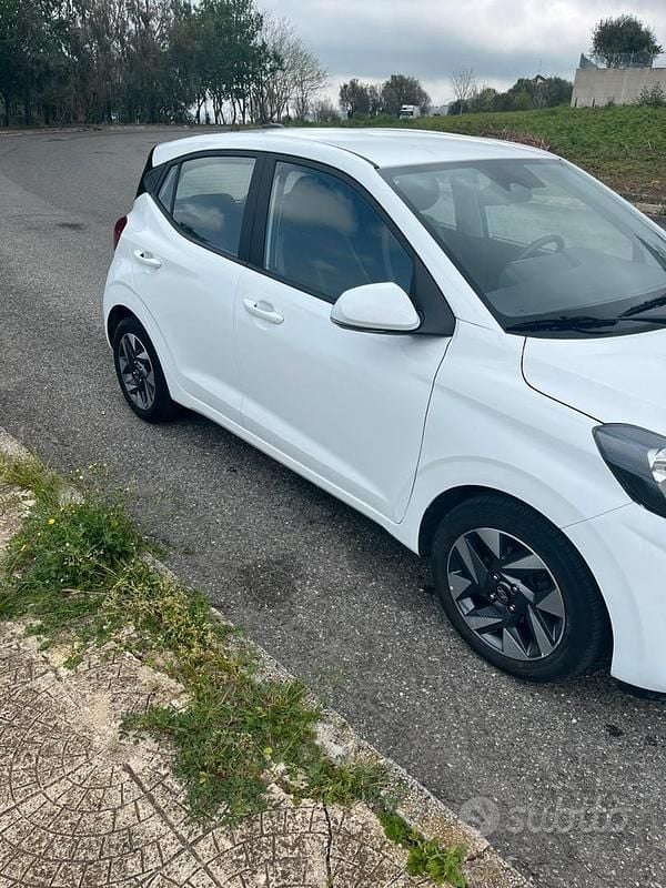 Usata Hyundai i10 67 CV (49 kW) 2024 Bianco Utilitaria