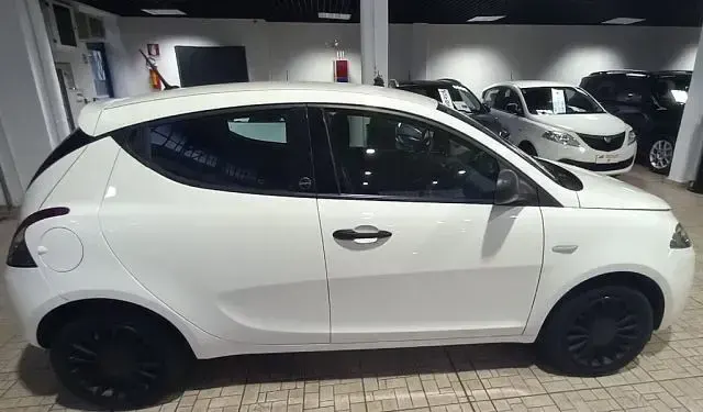 Usata Lancia Ypsilon Silver 69 CV (50 kW) 2019 Bianco