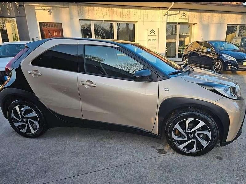 Usata Toyota Aygo X Trend 72 CV (52 kW) 2024 Oro SUV