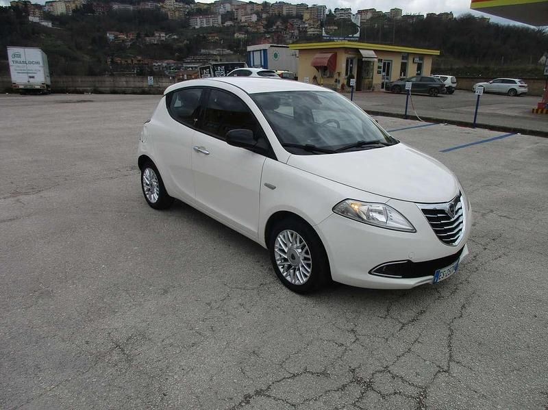 Usata Lancia Ypsilon Gold 95 CV (69 kW) 2013 Bianco Utilitaria