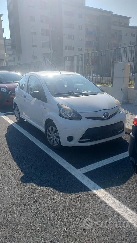 Usata Toyota Aygo 68 CV (50 kW) 2012 Bianco Utilitaria