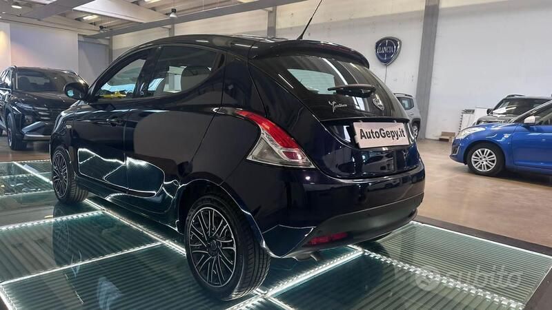 Usata Lancia Ypsilon 69 CV (50 kW) 2018 Blu Utilitaria