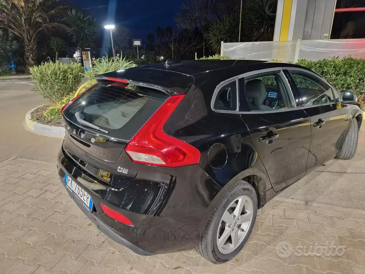 Usata Volvo V40 Kinetic 120 CV (88 kW) 2017 Nero Station wagon