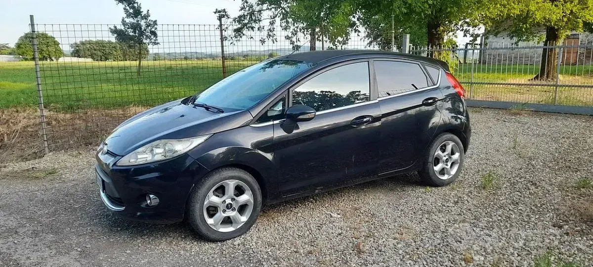 Usata Ford Fiesta 82 CV (60 kW) 2010 Nero Berlina