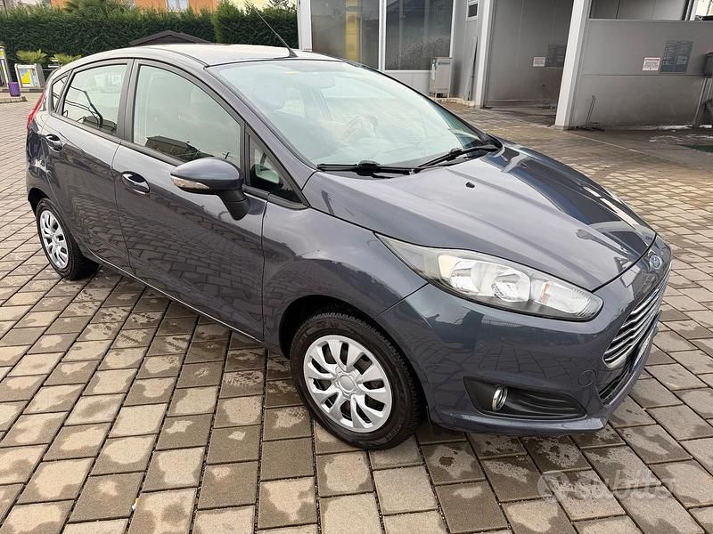 Grigio Usata 2013 Ford Fiesta Tre volumi | 4999 € (Ottimo prezzo) - Immagine 1/4